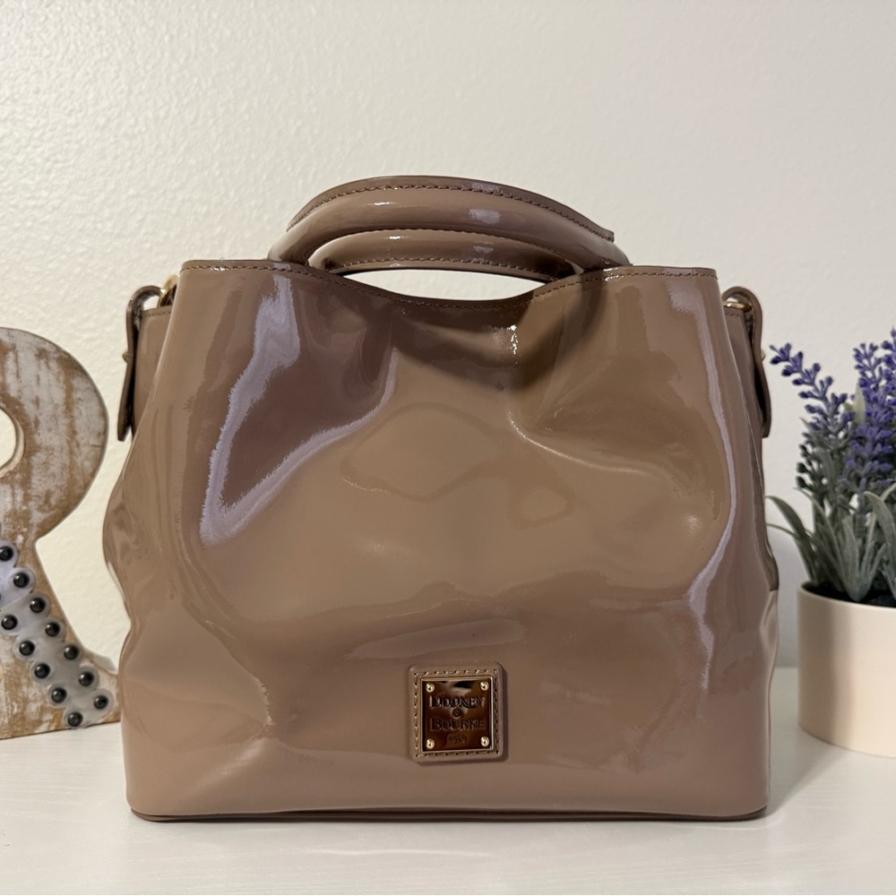EUC Dooney & Bourke Tan Patent Leather Women's Bag